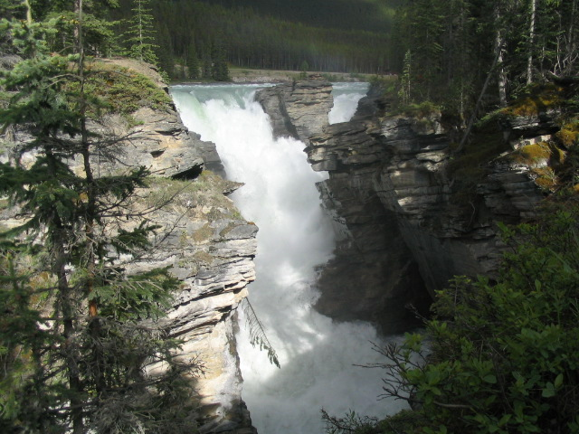 https://en.wikipedia.org/wiki/Athabasca_Falls#/media/File:Athabasca_Falls_2005-06-11.jpeg